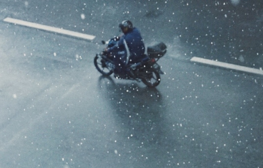 seguros-sura-como-conducir-una-moto-bajo-la-lluvia-imagen