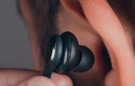 seguros-sura-uso-de-audifonos-recomendaciones-y-cuidados-imagen