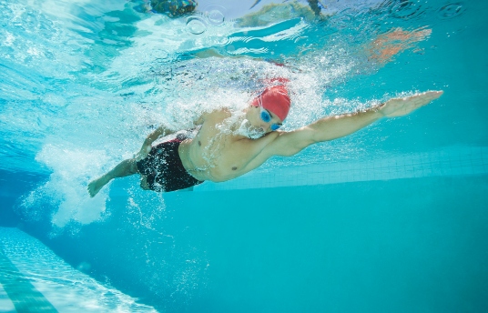 seguros-sura-carlos-daniel-serrano-estrella-de-la-natacion-paralimpica