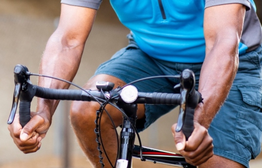 seguros-sura-maniobras-en-carro-para-cuidar-a-ciclistas-y-motociclistas-imagen