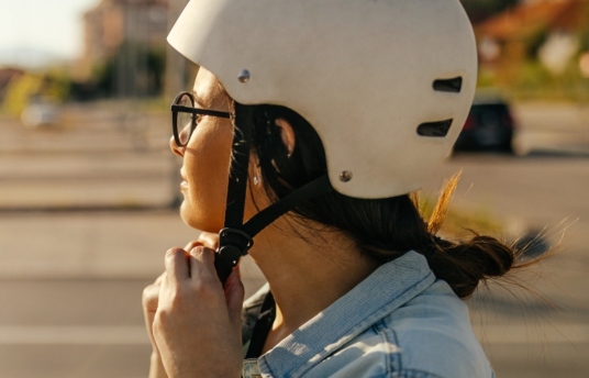 seguros-sura-4-claves-para-no-perder-el-control-de-tu-moto-o-bicicleta-imagen