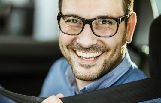seguros-sura-5-consejos-para-aprender-a-manejar-carro-de-forma-segura-imagen