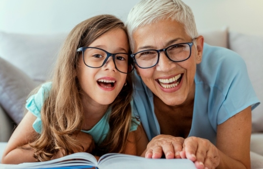 seguros-sura-abuelos-importantes-en-la-crianza-de-los-niños-imagen