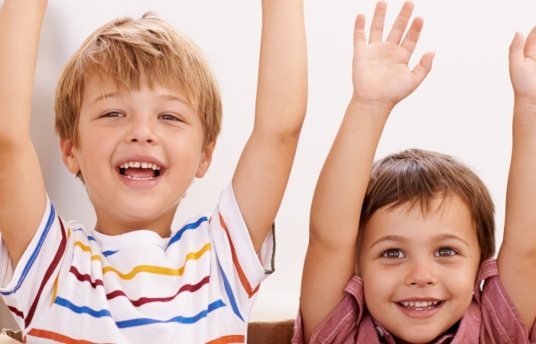 seguros-sura-como-enseñarles-a-los-niños-a-ser-buenos-hermanos-imagen