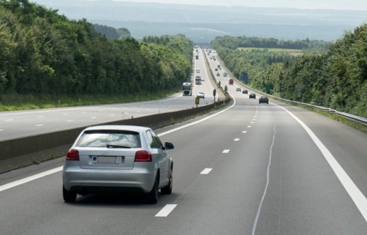 seguros-sura-como-adelantar-en-carretera-de-forma-correcta-y-segura-imagen