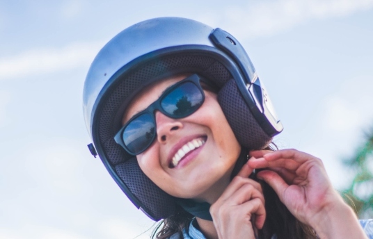 seguros-sura-6-cuidados-que-deben-tener-los-motociclistas-con-los-ciclistas-imagen
