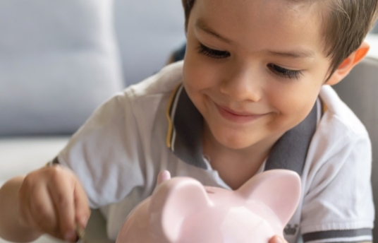 seguros-sura-como-enseñarles-a-los-niños-a-ahorrar-y-cuidar-el-dinero-imagen