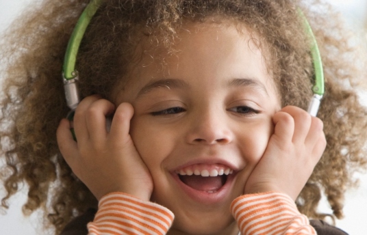 seguros-sura-que-deben-escuchar-los-niños-en-sus-primeros-años-de-vida-imagen