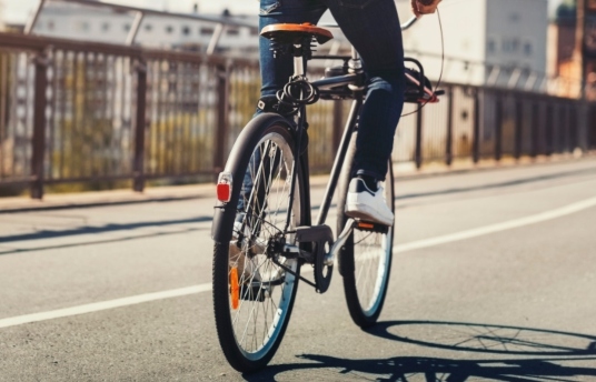 seguros-sura-como-los-ciclistas-se-hacen-mas-visibles-en-la-via-imagen
