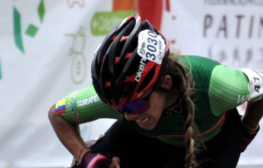 Fabriana Arias recorre la pista sobre sus patines
