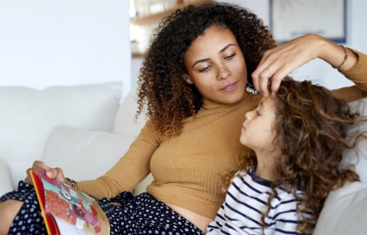 seguros-sura-por-que-leer-en-familia-mejora-la-comunicacion-y-las-relaciones-imagen