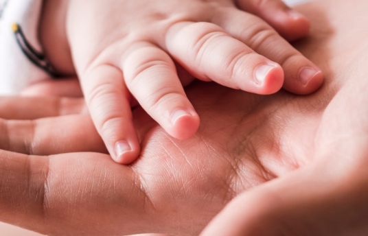seguros-sura-lo-que-debes-saber-sobre-el-popo-de-tu-bebe-imagen