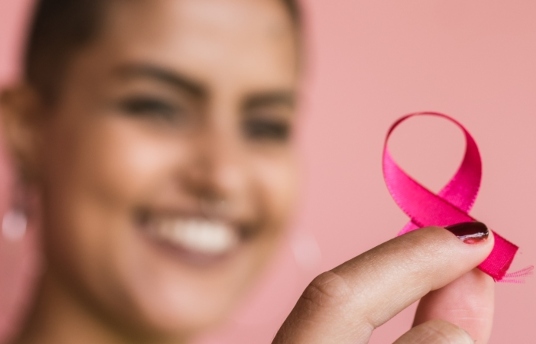 seguros-sura-¿como-apoyar-a-una-familiar-con-cancer-de-seno-imagen