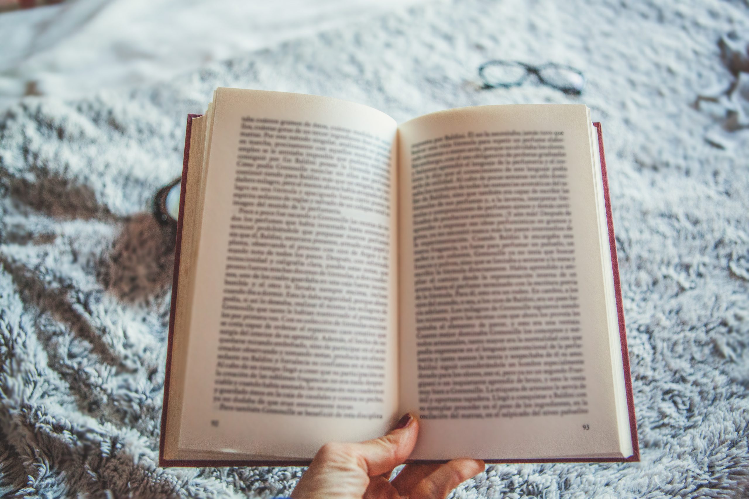 El libro: una historia de páginas infinitas