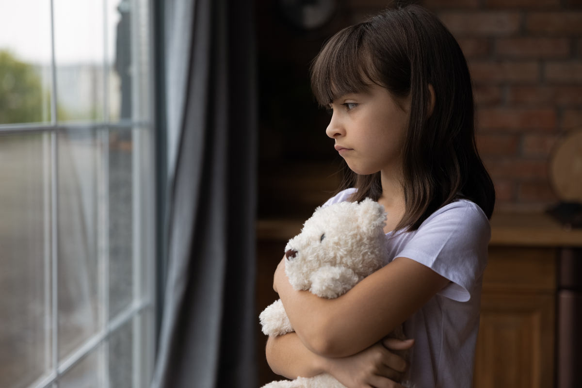 Niña abrazando peluche