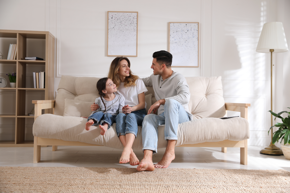 Familia en la sala de su casa