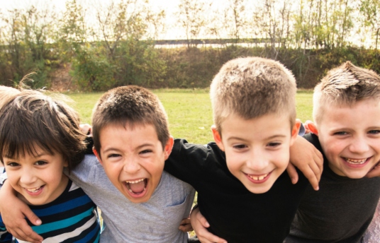 seguros-sura-como-enseñarles-a-tus-hijos-a-hacer-amigos-imagen