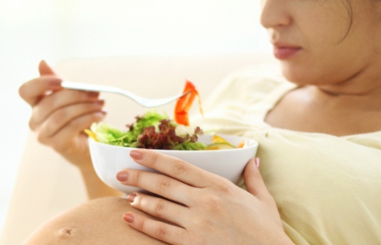 seguros-sura-como-se-debe-alimentar-una-mama-vegetariana-o-vegana-imagen