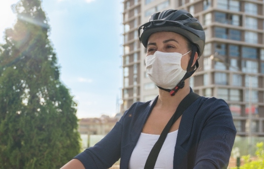 seguros-sura-salud-viaja-bici-patineta