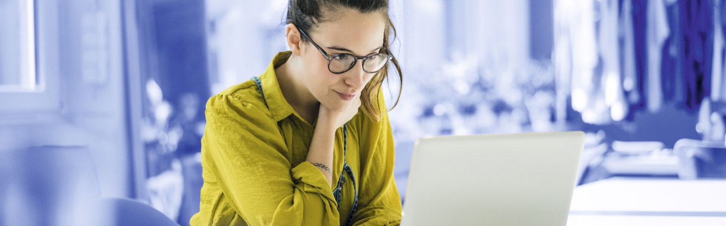 mujer mirando pantalla de ordenador