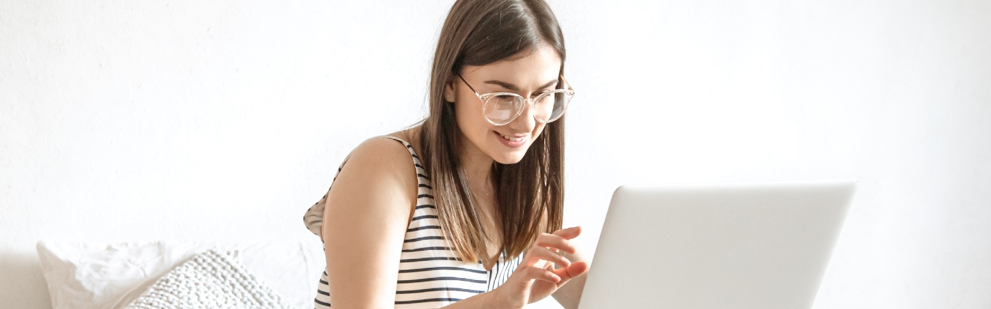 mujer en computador