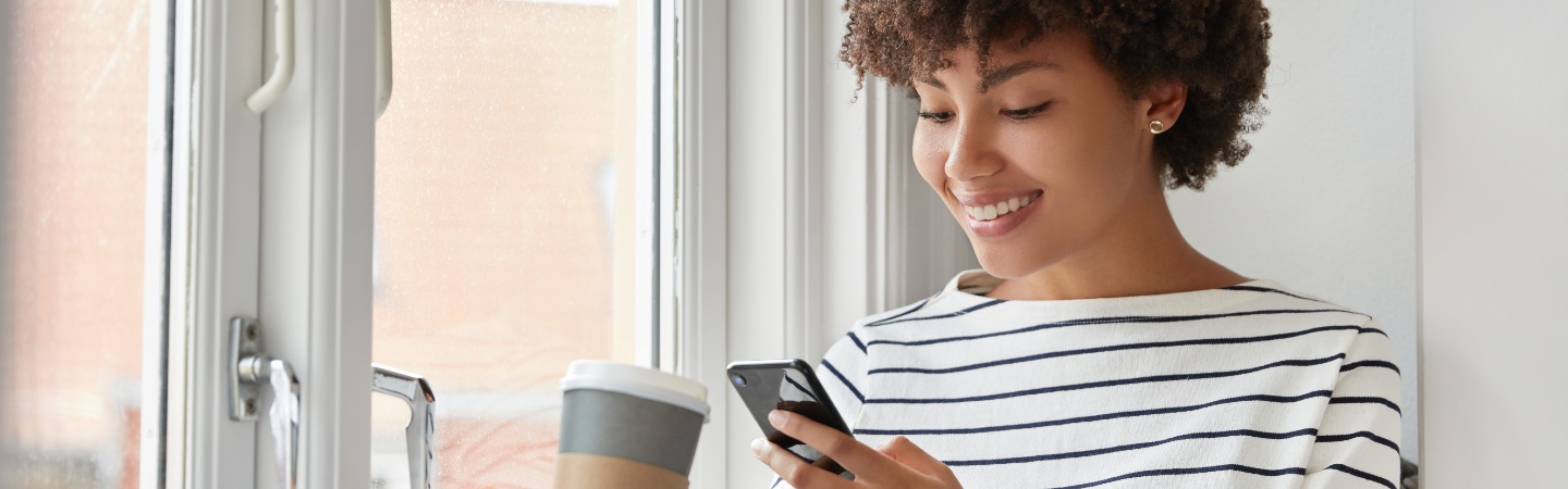 mujer mirando celular