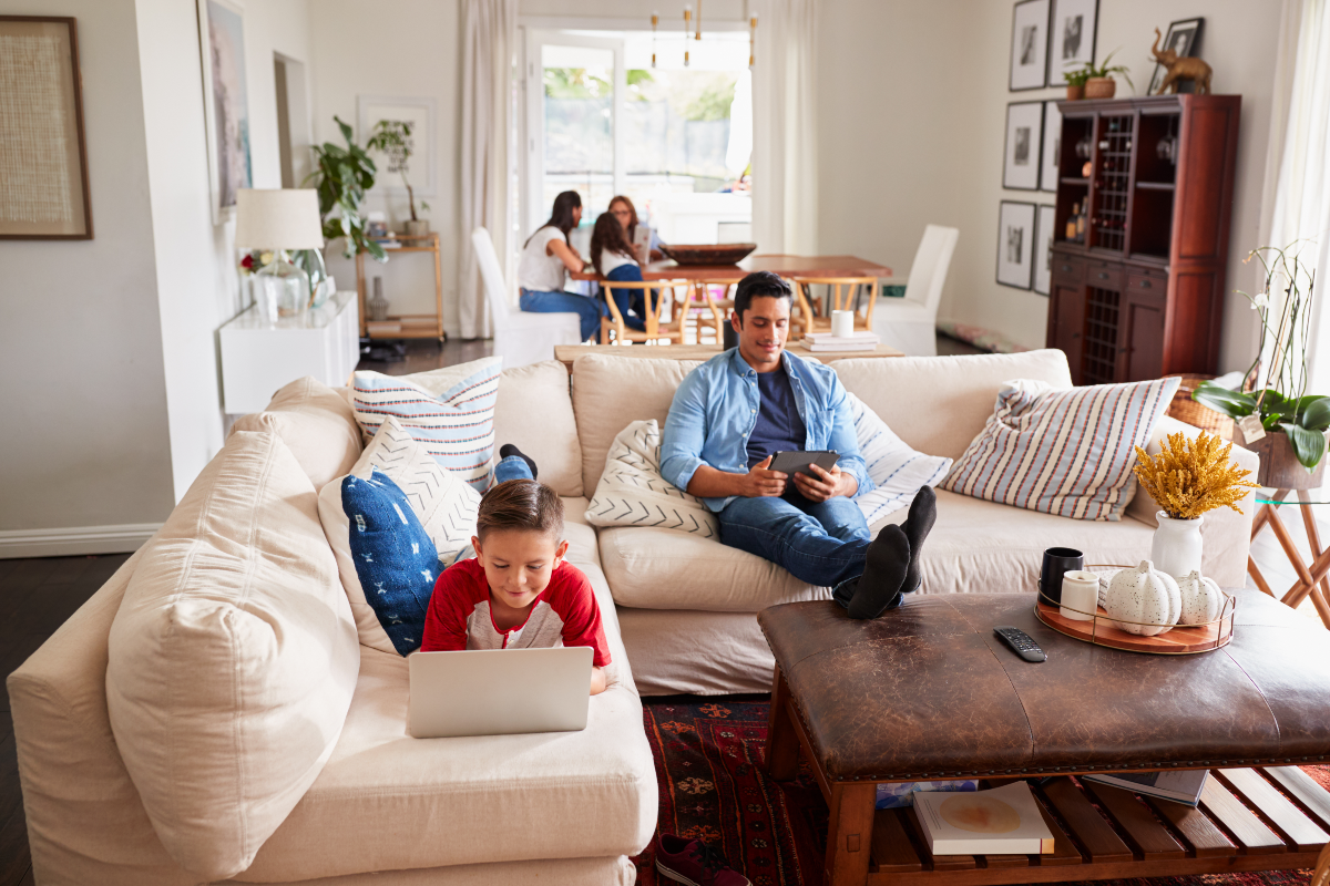 Familia haciendo diferentes actividades en la sala