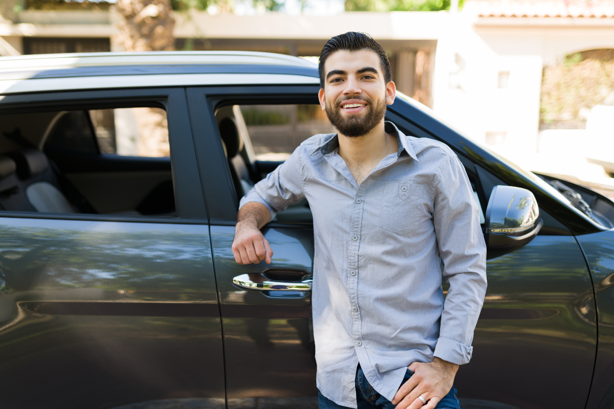 Hombre al lado de su carro