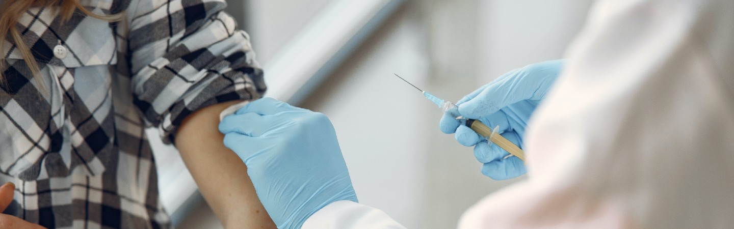 Es importante que te vacunes para que tu organismo obtenga una foto del virus o de la bacteria, y así aliste sus defensas.
