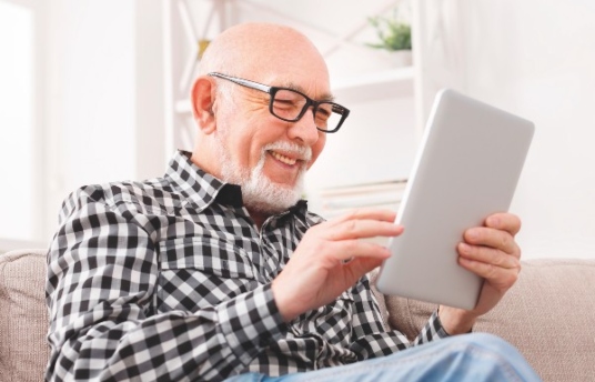seguros-sura-revista-5-sentidos-bienestar-adultos-mayores-tecnologia