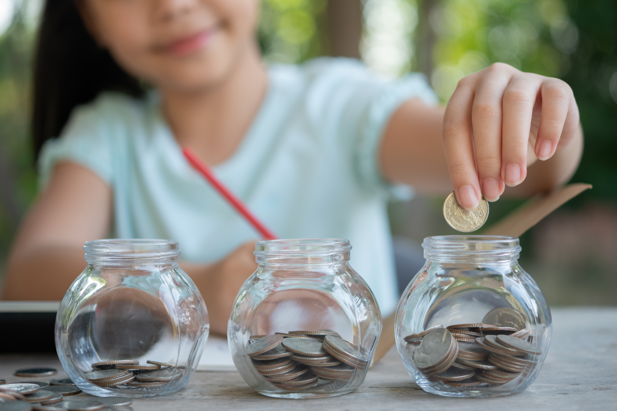 Niña ahorrando monedas