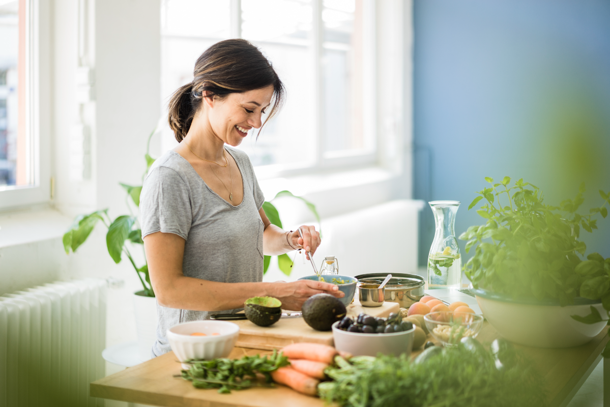 Mujer concinando de forma saludable