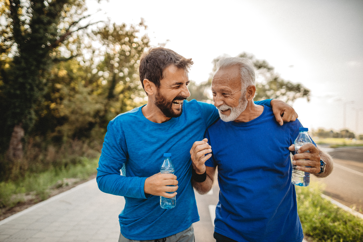 Dos hombres haciendo ejercicio al aire libre