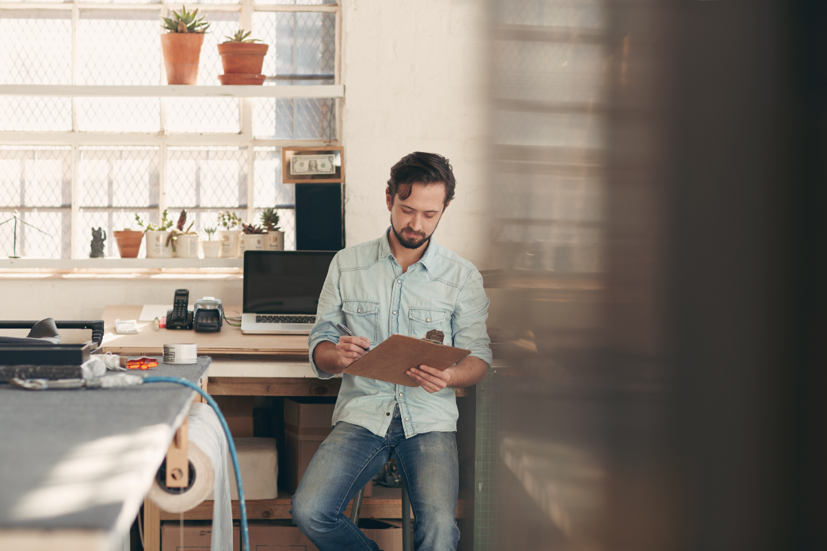 Hombre independiente trabajando en su declaración de renta