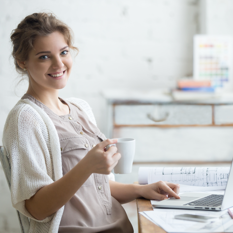 Mujer independiente trabajando en su casa