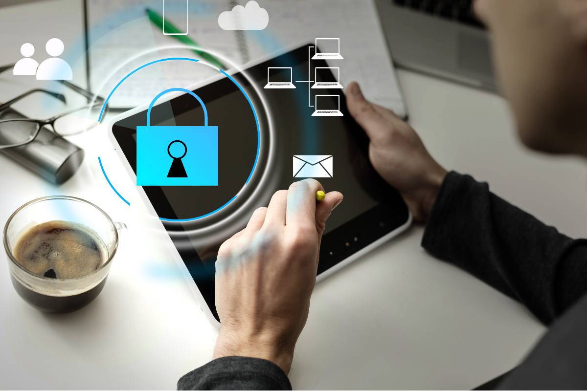 Persona interactuando en tablet y elementos de seguridad digital