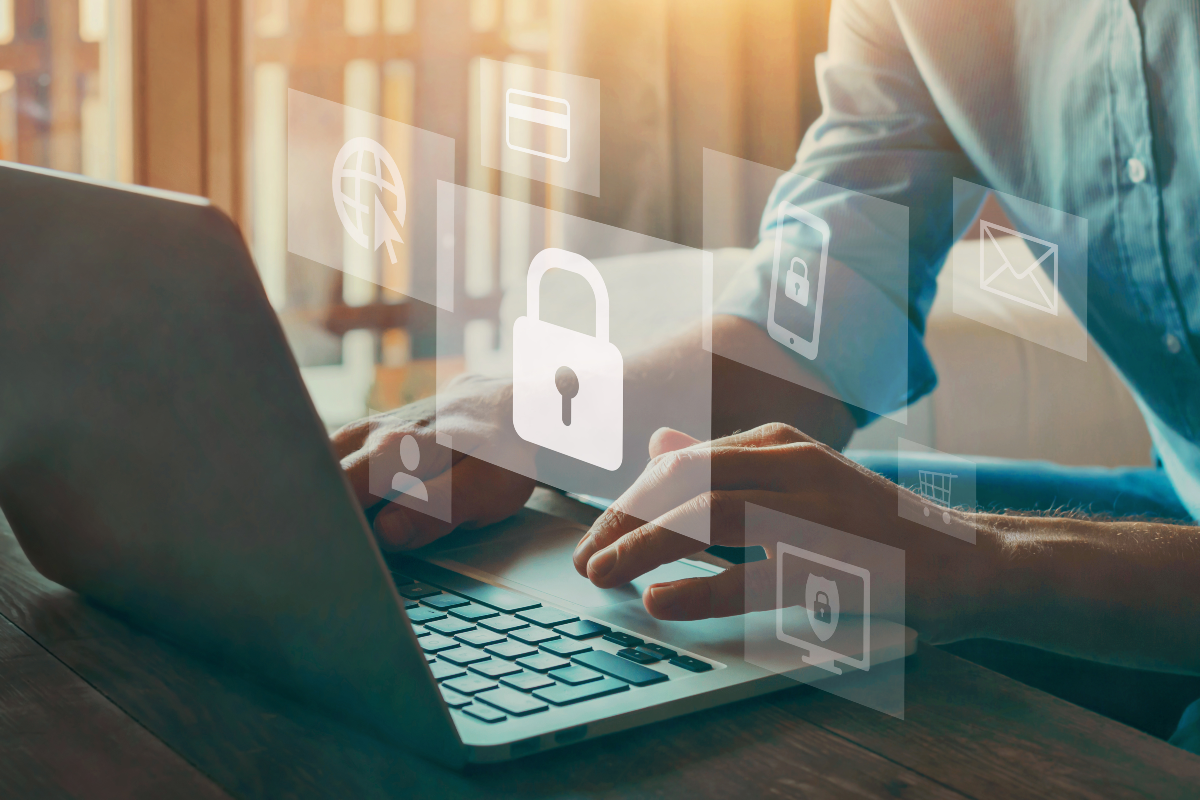 Seguridad informática en dispositivos, hombre tecleando
