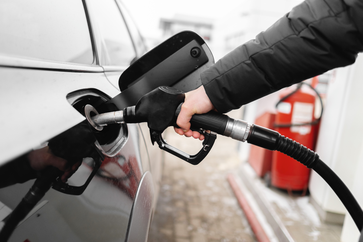 Carro siendo tanqueado con gasolina