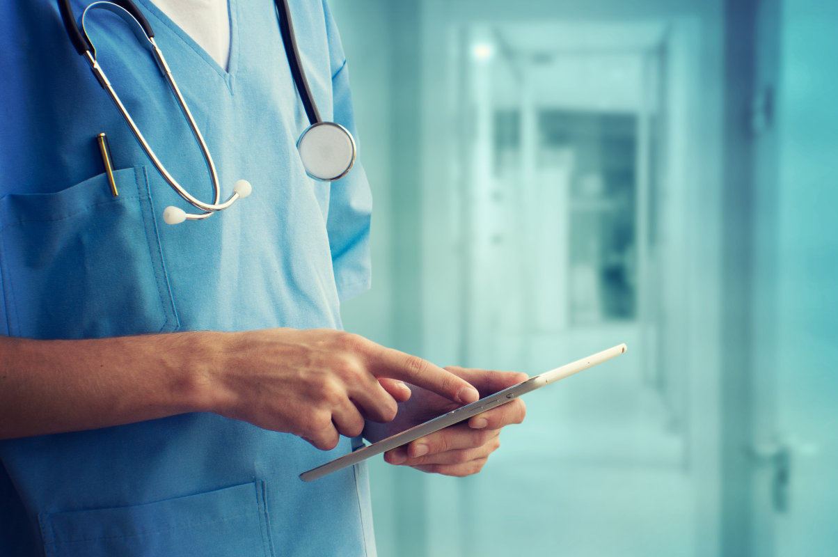 Doctor con tablet en las manos