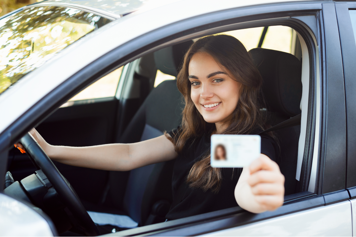 Mujer mostrando su licencia de conducir