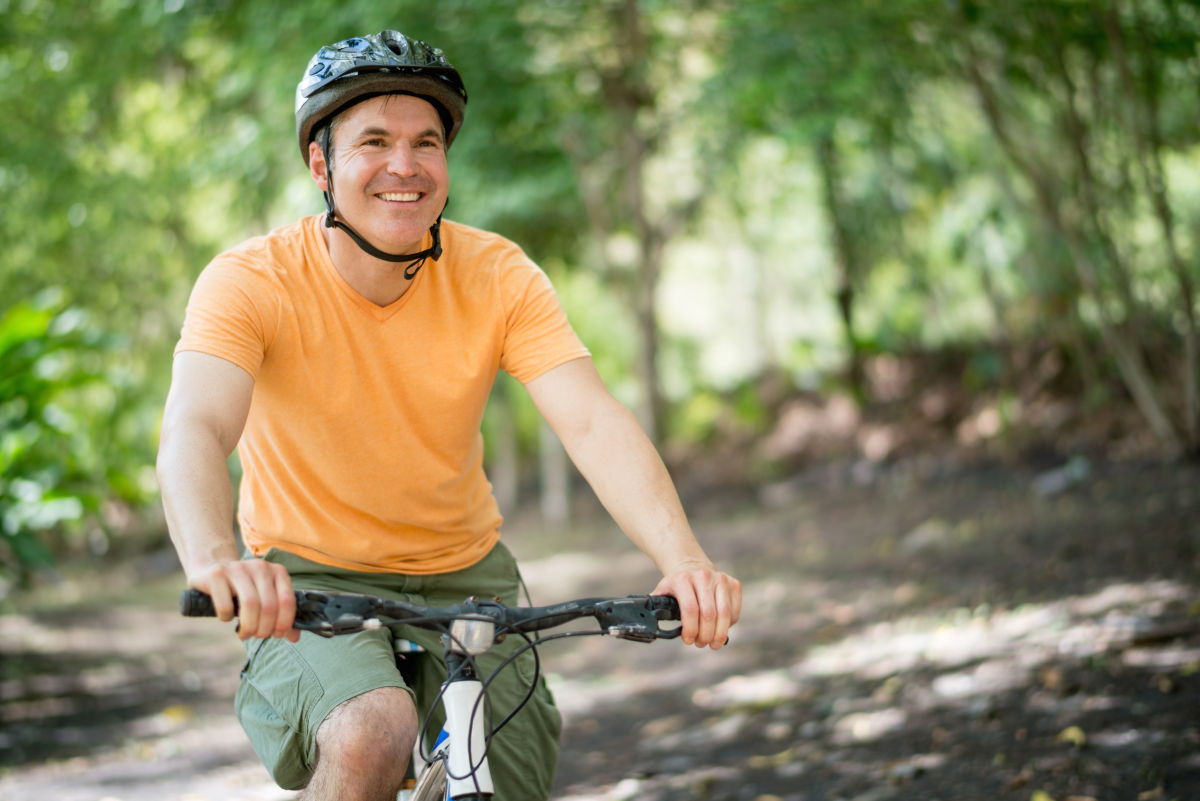Hombre montando bicicleta al aire libre