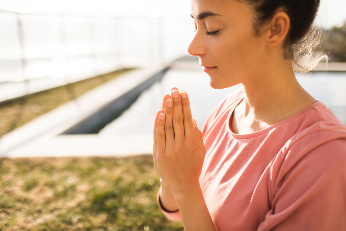 Mujer meditando al aire libre