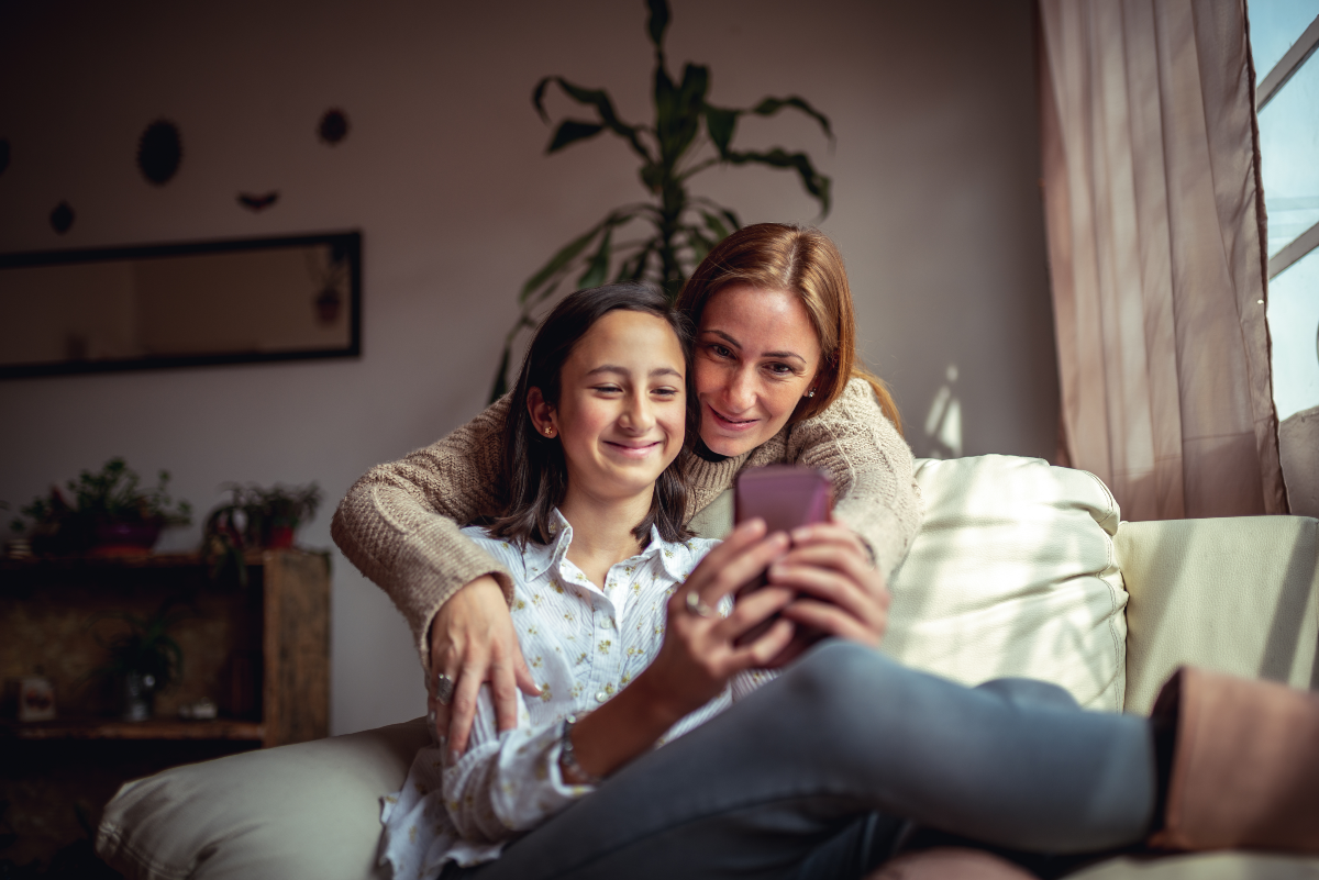 Mamá e hija viendo el celular