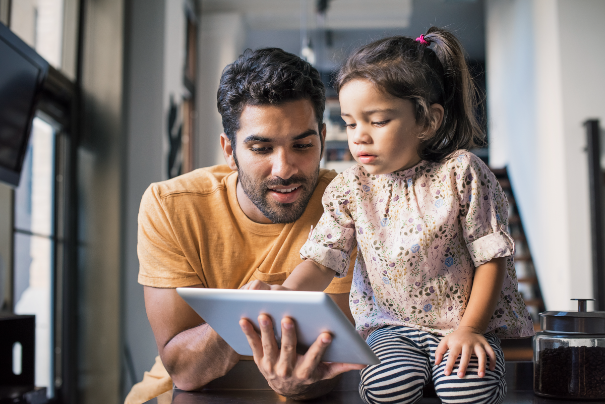 Padre e hija mirando tablet