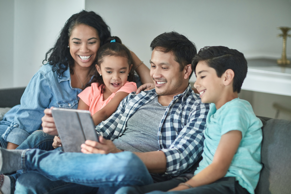 Familia aprendiendo de entornos digitales