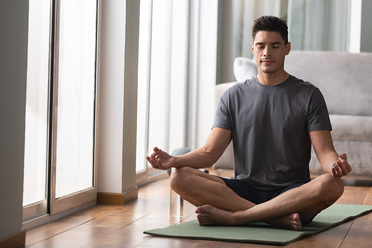 Hombre meditando en su casa