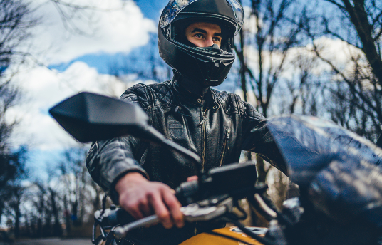 Motociclista conduciendo seguro porque tiene el SOAT al día